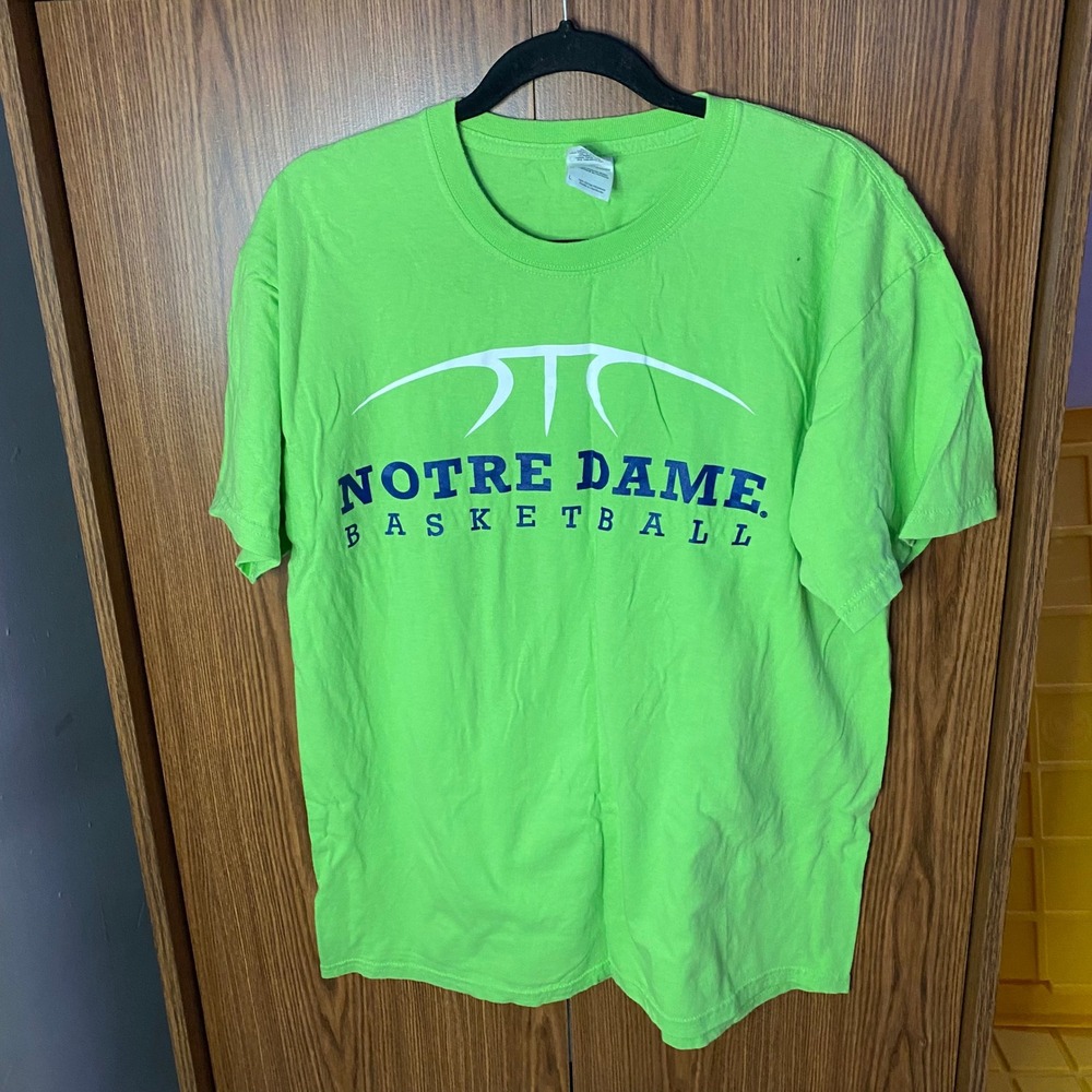 Gildan Notre Dame Basketball Tee Mens Large Green 09-10 Roster Graphic Shirt